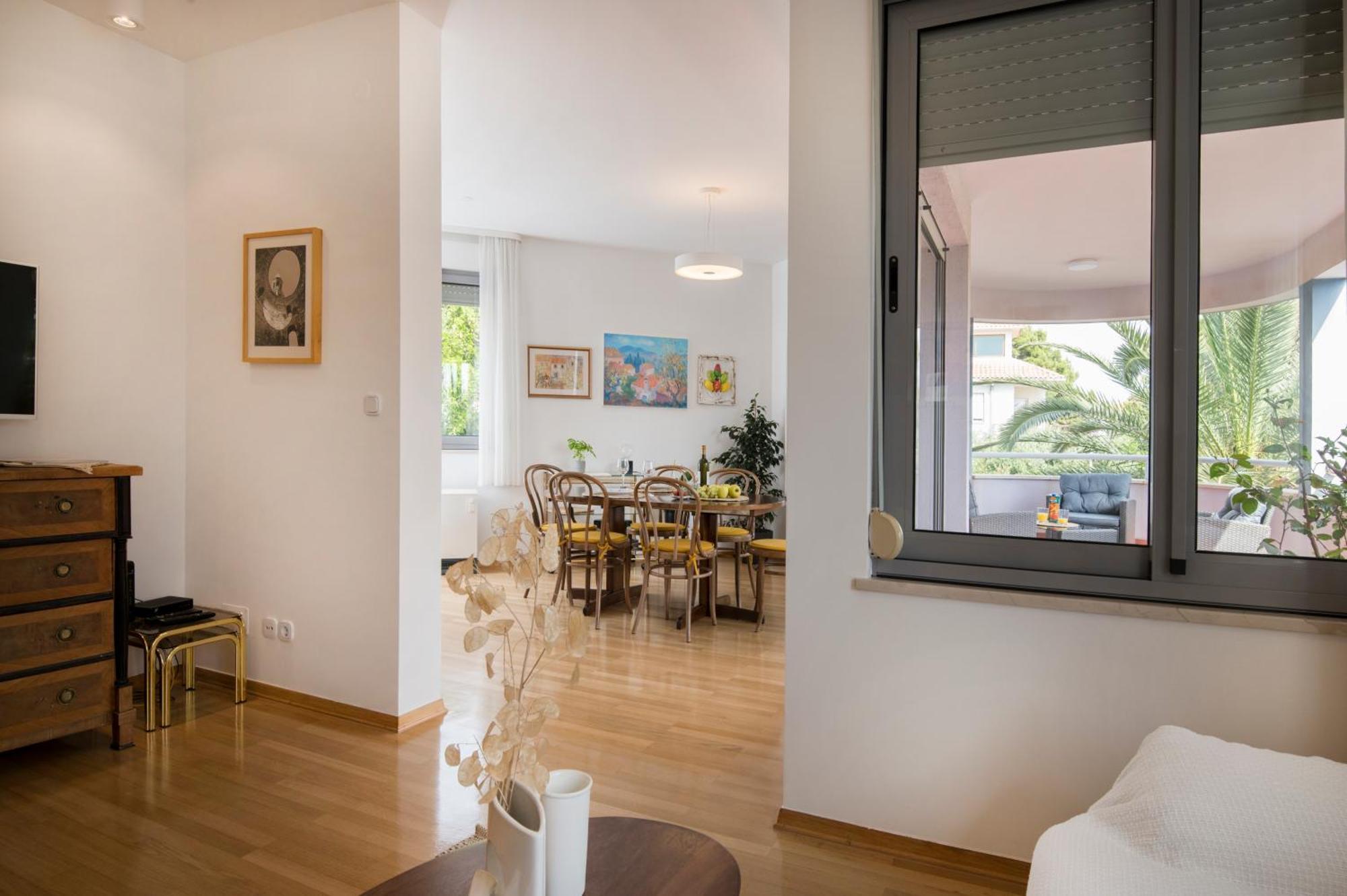 Apartman Palm Tree Superior - Specially Designed Three-room - Location Right Next To The And The Center - Beautiful Terrace Split