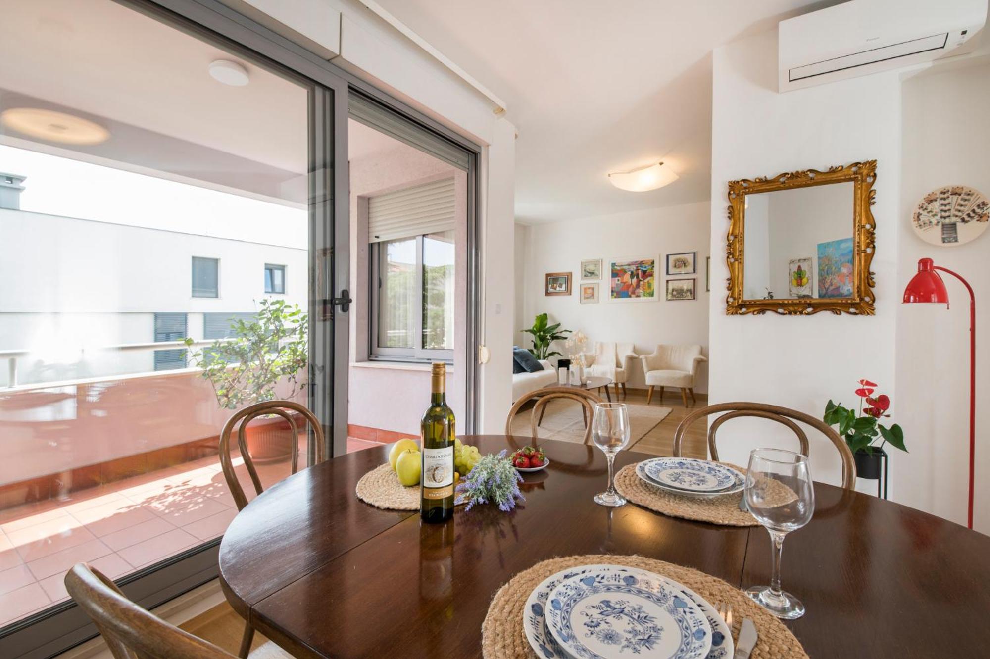 Apartman Palm Tree Superior - Specially Designed Three-room - Location Right Next To The And The Center - Beautiful Terrace Split