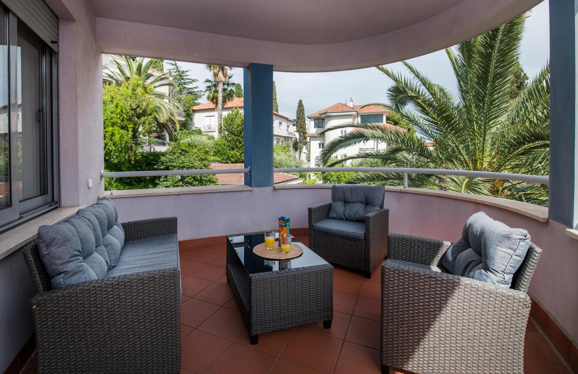 Apartman Palm Tree Superior - Specially Designed Three-room - Location Right Next To The And The Center - Beautiful Terrace *