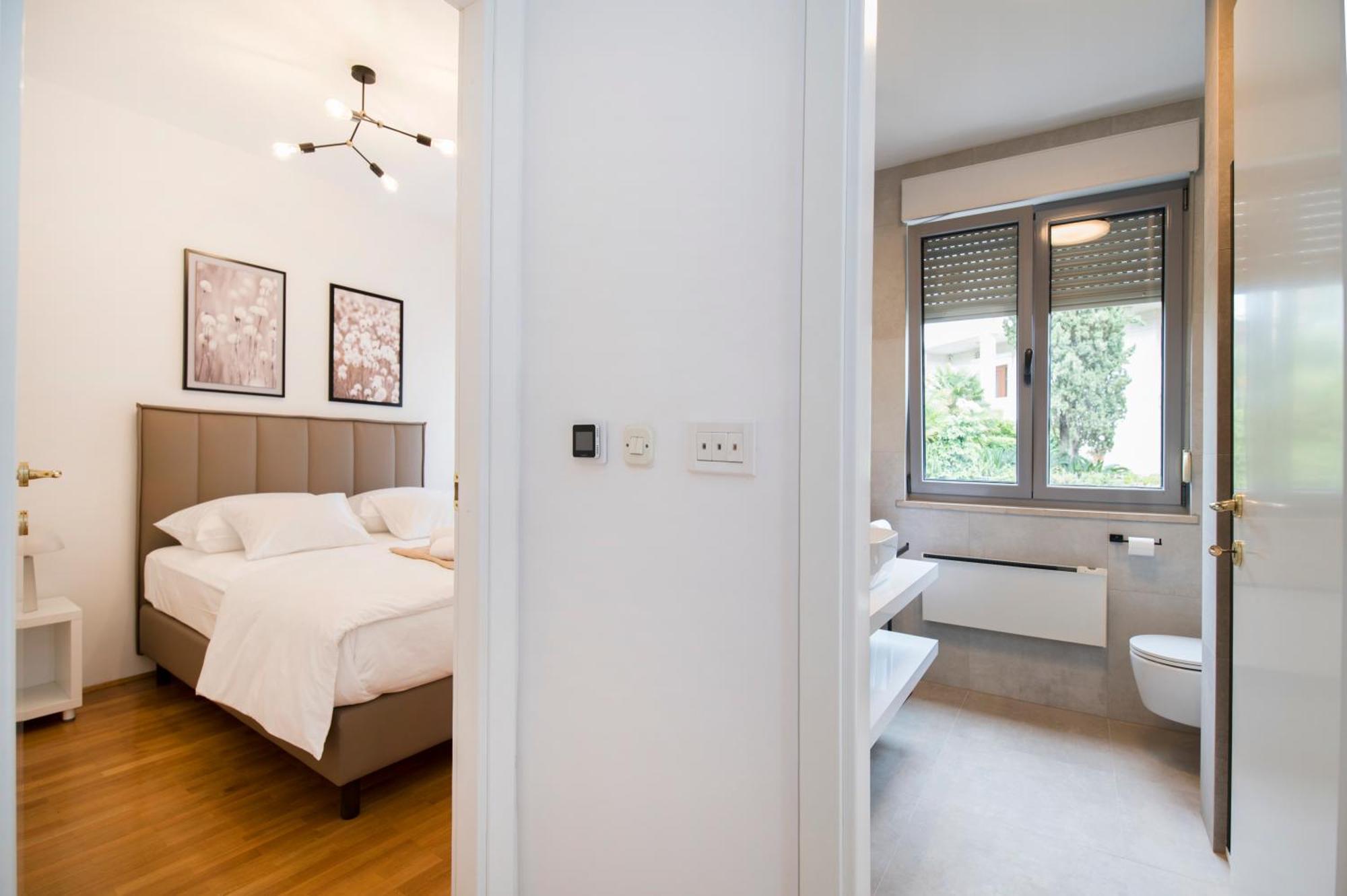 Apartman Palm Tree Superior - Specially Designed Three-room - Location Right Next To The And The Center - Beautiful Terrace