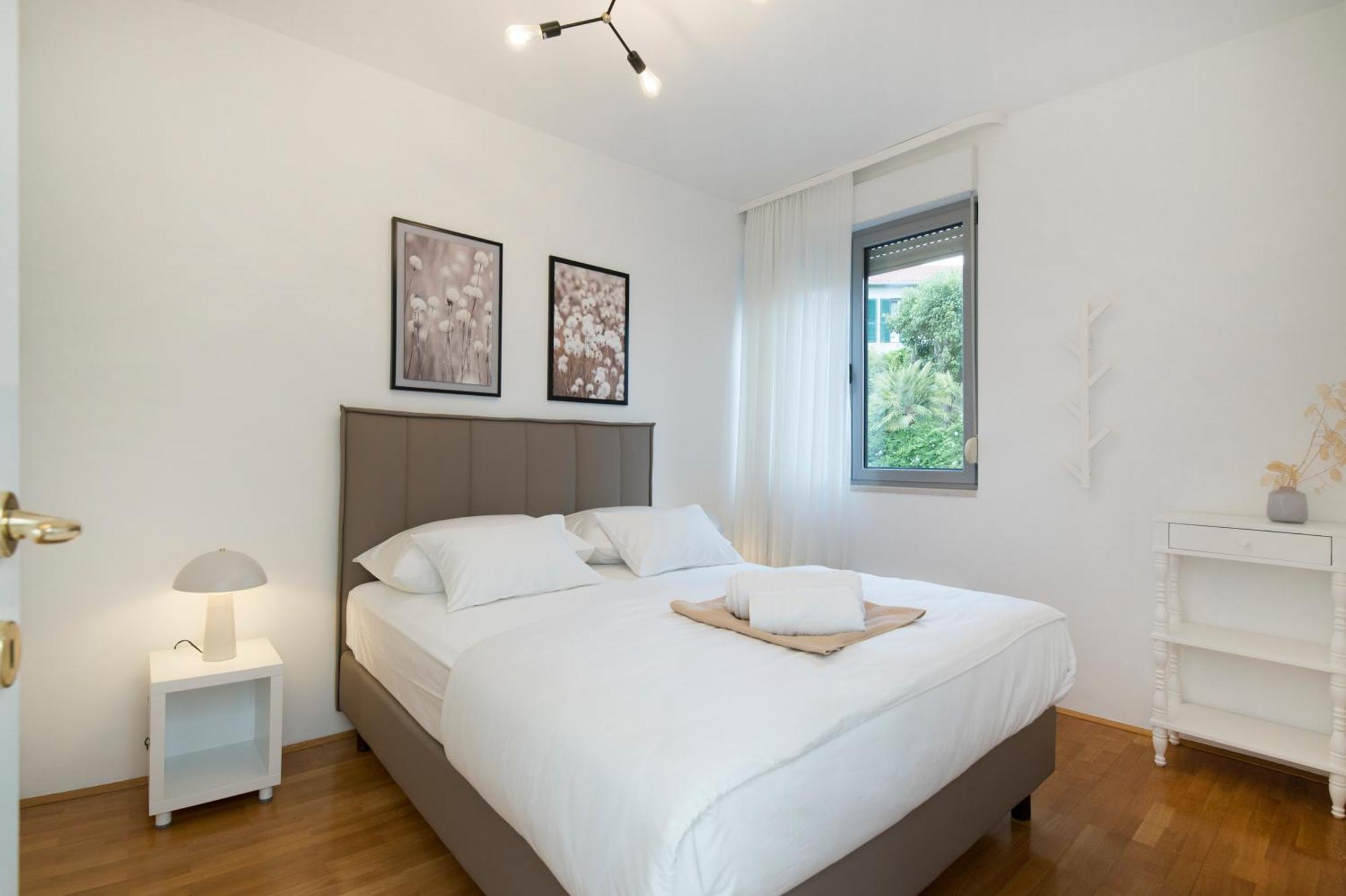 Apartman Palm Tree Superior - Specially Designed Three-room - Location Right Next To The And The Center - Beautiful Terrace *