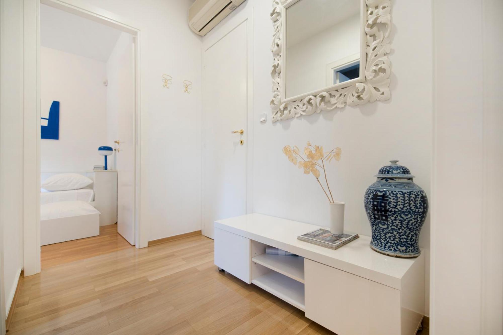 Palm Tree Superior - Specially Designed Three-room - Location Right Next To The And The Center - Beautiful Terrace * Split